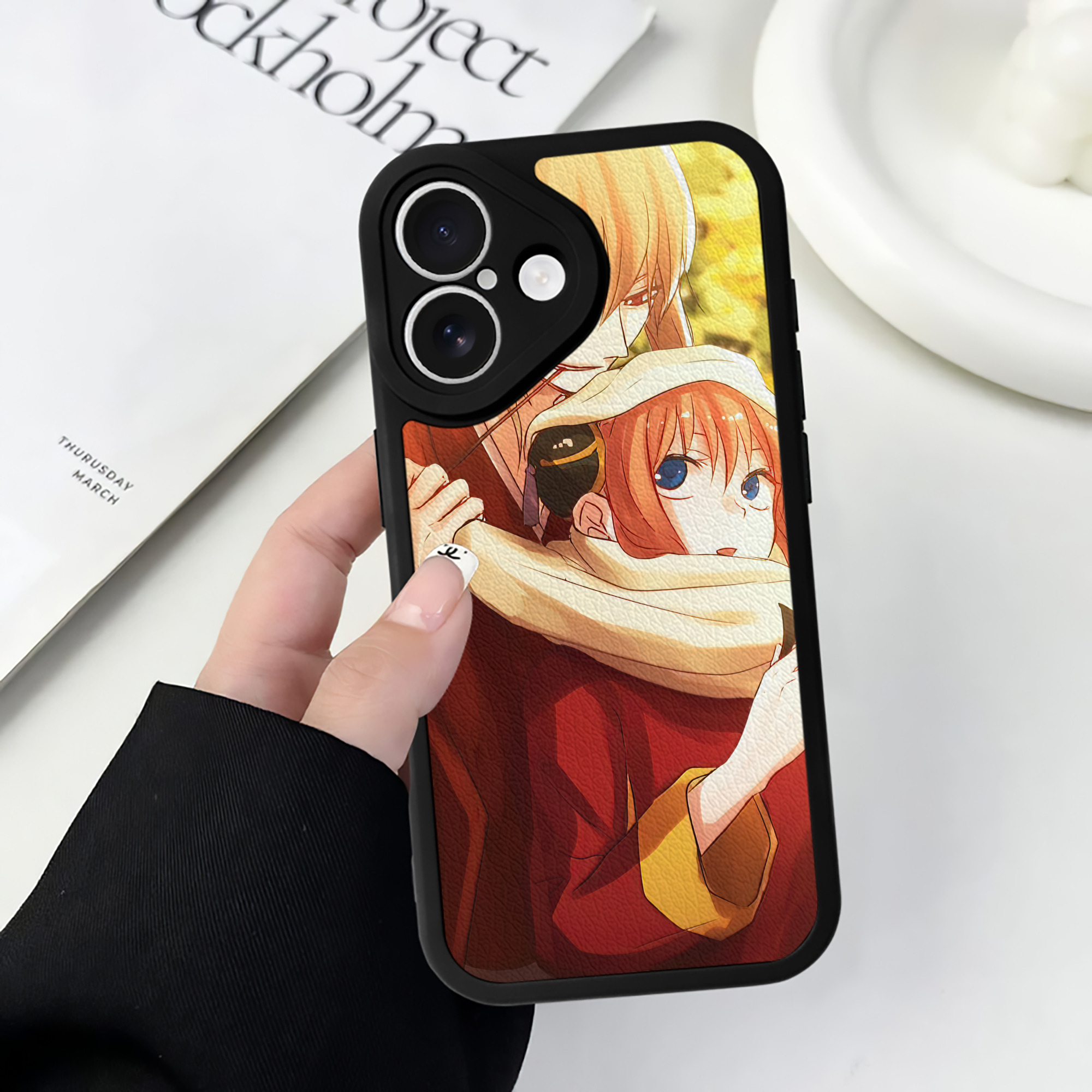 （画像用） ぎんたま 坂田銀時（さかたぎんとき） 神楽 志村新八（しむら しんぱち） GINTAMA Sakata Gintoki Kagura Shimura Shinpachi 【iPhone 16シリーズ対応】シリコンスマホケース（レザー調） 材質：シリコン